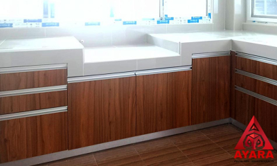 ชุดครัว Built-in โครงซีเมนต์บอร์ด หน้าบาน Melamine สี Canyon Mountain Walnut ลายไม้