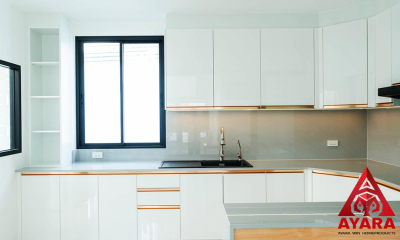 ชุดครัว Built-in โครงซีเมนต์บอร์ด หน้าบาน Hi Gloss สีขาวเงา + Melamine สี Beech ลายไม้