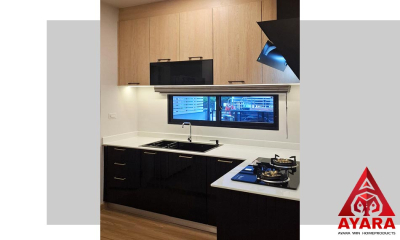 ชุดครัว Built-in โครงซีเมนต์บอร์ด หน้าบาน PVC สีดำเงา + Melamine สี Light Walnut ลายไม้