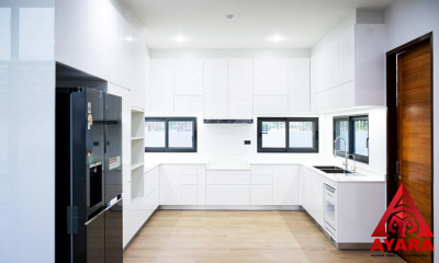 ชุดครัว Built-in โครงซีเมนต์บอร์ด หน้าบาน Hi Gloss สีขาวเงา