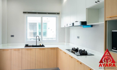 ชุดครัว Built-in โครงซีเมนต์บอร์ด หน้าบาน Melamine สี Brown Oak + ขาวด้าน
