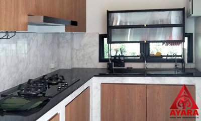 ชุดครัว Built-in โครงซีเมนต์บอร์ด หน้าบาน Laminate สี Coffee Oak