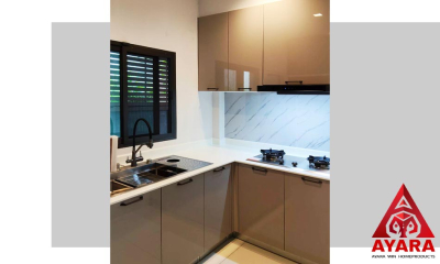 ชุดครัว Built-in โครงซีเมนต์บอร์ด หน้าบาน Hi Gloss สีน้ำตาลอ่อนเงา