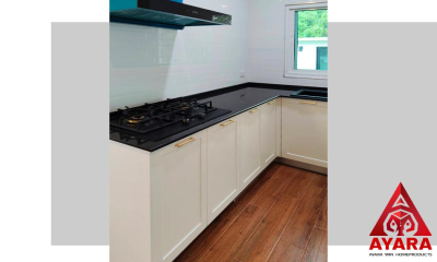 ชุดครัว Built-in โครงซีเมนต์บอร์ด หน้าบาน PVC สีขาวครีม ลายไม้ เซาะร่อง Stack