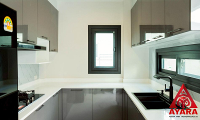 ชุดครัว Built-in โครงซีเมนต์บอร์ด หน้าบาน Laminate สีเทาเงา