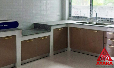 ชุดครัว Built-in โครงซีเมนต์บอร์ด หน้าบาน Laminate สีครีมเงา