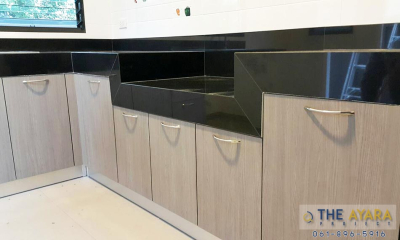 ชุดครัว Built-in โครงซีเมนต์บอร์ด + วงกบตรง Sink ลายไม้สี Weathered Ash