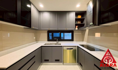 ชุดครัว Built-in โครงซีเมนต์บอร์ด หน้าบาน พ่นสีเทาด้าน