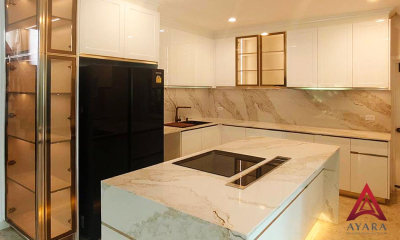 ชุดครัว Built-in โครงซีเมนต์บอร์ด หน้าบาน Hi Gloss สีขาวเงา