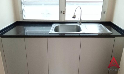 ชุดครัว Built-in โครงซีเมนต์บอร์ด หน้าบาน Melamine สีเทาอ่อน