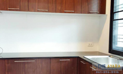 ชุดครัว Built-in โครงซีเมนต์บอร์ด หน้าบาน Laminate ลายไม้ สี Lincoin Walnut