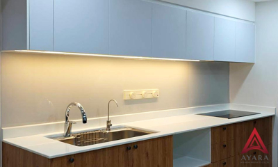 ชุดครัว Built-in โครงซีเมนต์บอร์ด หน้าบาน Laminate สี Airolam + ขาวด้าน