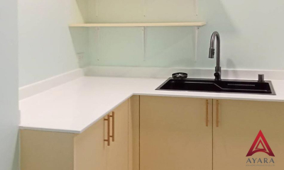 ชุดครัว Built-in โครงซีเมนต์บอร์ด หน้าบาน Melamine สีเหลืองพาสเทล