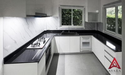 ชุดครัว Built-in โครงซีเมนต์บอร์ด หน้าบาน PVC สีขาวเงา