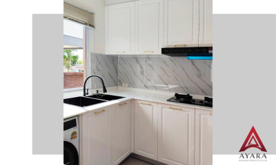 ชุดครัว Built-in โครงซีเมนต์บอร์ด หน้าบาน PVC สีขาวเงา