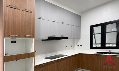 ชุดครัว Built-in โครงซีเมนต์บอร์ด หน้าบาน Laminate สี Oiled Legno + สีเทา Wintry