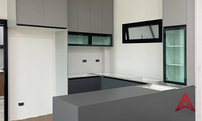 ชุดครัว Built-in โครงซีเมนต์บอร์ด หน้าบาน Laminate สีดำเทา Nickel + สีเทา Wintry