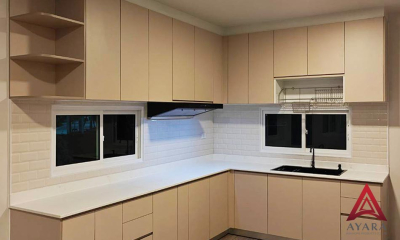 ชุดครัว Built-in โครงซีเมนต์บอร์ด หน้าบาน Laminate สีครีม