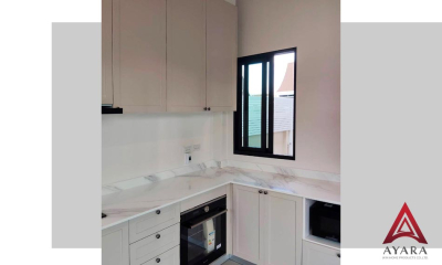 ชุดครัว Built-in โครงซีเมนต์บอร์ด หน้าบาน PVC สีบีช ยกขอบ