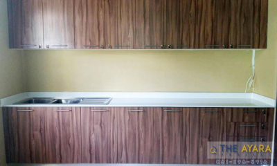 ชุดครัว Built-in โครงซีเมนต์บอร์ด หน้าบาน Laminate ลายไม้ Oiled Walnut