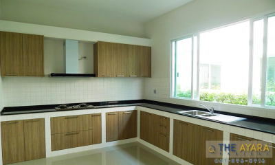 ชุดครัว Built-in โครงซีเมนต์บอร์ด หน้าบาน Laminate ลายไม้ Mocca Firwood