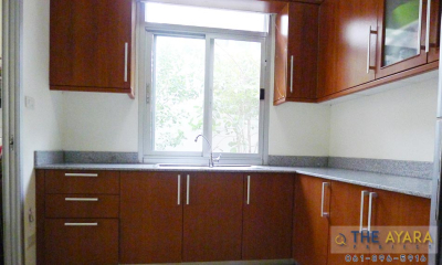 ชุดครัว Built-in โครงซีเมนต์บอร์ด หน้าบาน Laminate ลายไม้ Wild Cherry