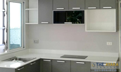 ชุดครัว Built-in โครงซีเมนต์บอร์ด หน้าบาน Laminate สีเทา