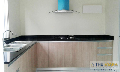 ชุดครัว Built-in โครงซีเมนต์บอร์ด หน้าบาน Laminate ลายไม้ สี Sand Cherry