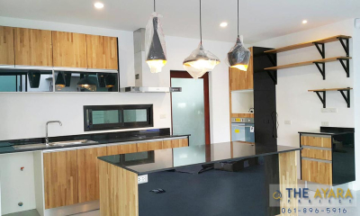 ชุดครัว Built-in โครงซีเมนต์บอร์ด หน้าบาน ไม้ Oak อัดประสาน เคลือบใสแบบด้าน