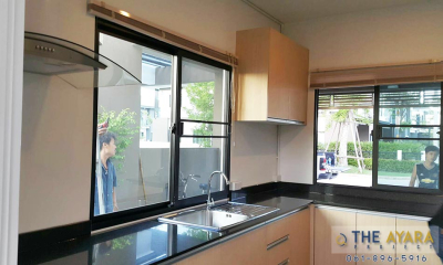 ชุดครัว Built-in โครงซีเมนต์บอร์ด หน้าบาน Laminate ลายไม้ Natural Beech