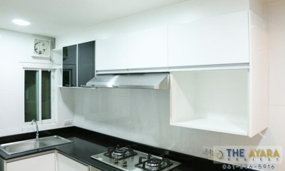 ชุดครัว Built-in ด้าน โครงซีเมนต์บอร์ด หน้าบาน Hi Gloss สีขาว