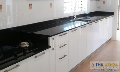 ชุดครัว Built-in โครงซีเมนต์บอร์ด หน้าบาน Hi Gloss สีขาว