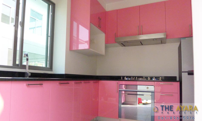 ชุดครัว Built-in โครงซีเมนต์บอร์ด หน้าบาน Hi Gloss สีชมพู