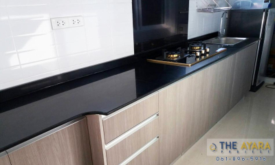 ชุดครัว Built-in โครงซีเมนต์บอร์ด หน้าบาน Laminate ลายไม้ สี Weathered Ash