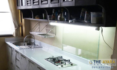 ชุดครัว Built-in โครงซีเมนต์บอร์ด หน้าบาน Laminate ลายหินอ่อน สี Calacatta Marble