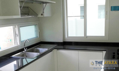 ชุดครัว Built-in ตู้ล่าง โครงซีเมนต์บอร์ด หน้าบาน Hi Gloss สีขาว