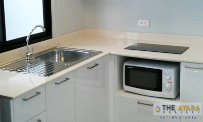ชุดครัว Built-in โครงซีเมนต์บอร์ด หน้าบาน PVC สีขาวเงา เซาะร่อง