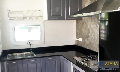 ชุดครัว Built-in โครงซีเมนต์บอร์ด หน้าบาน PVC สีเทา เซาะร่อง