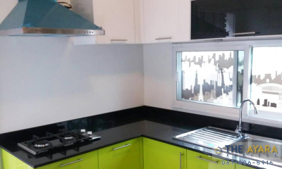 ชุดครัว Built-in โครงซีเมนต์บอร์ด หน้าบาน PVC สีขาว+เขียว