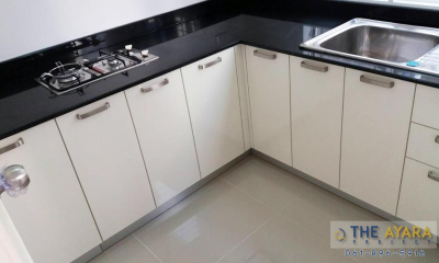 ชุดครัว Built-in โครงซีเมนต์บอร์ด หน้าบาน Acrylic สีขาวมุก