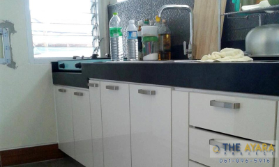 ชุดครัว Built-in โครงซีเมนต์บอร์ด หน้าบาน Acrylic สีขาวมุก