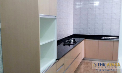 ชุดครัว Built-in โครงซีเมนต์บอร์ด หน้าบาน Acrylic สีครีม ลายไม้แนวตั้ง
