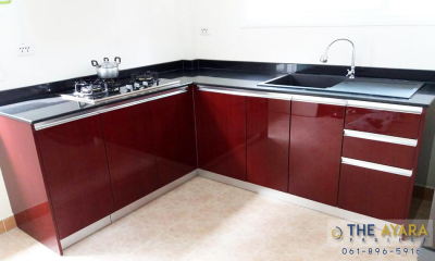 ชุดครัว Built-in โครงซีเมนต์บอร์ด หน้าบาน Acrylic สีแดง ลายไม้ 