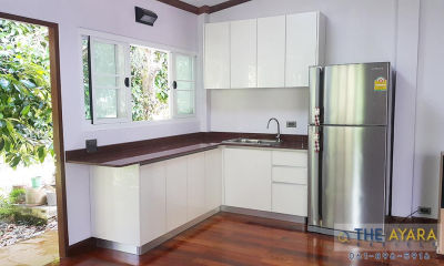 ชุดครัว Built-in โครงซีเมนต์บอร์ด หน้าบาน Acrylic สีขาวมุก