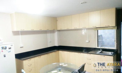 ชุดครัว Built-in โครงซีเมนต์บอร์ด หน้าบาน Melamine ลายไม้สี Maple