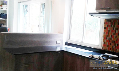 ชุดครัว Built-in โครงซีเมนต์บอร์ด หน้าบาน Melamine ลายไม้สี  Loft Olive Afromosia 