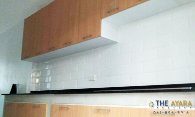 ชุดครัว Built-in โครงซีเมนต์บอร์ด หน้าบาน Melamine ลายไม้สี Breeze