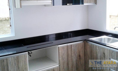 ชุดครัว Built-in โครงซีเมนต์บอร์ด หน้าบาน Melamine ลายไม้สี Loft Urban Light Oak