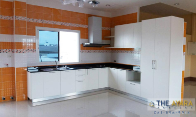 ชุดครัว Built-in โครงซีเมนต์บอร์ด หน้าบาน Melamine สีขาว