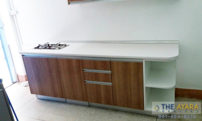 ชุดครัว Built-in โครงซีเมนต์บอร์ด หน้าบาน Melamine ลายไม้สีคาปูชิโน่